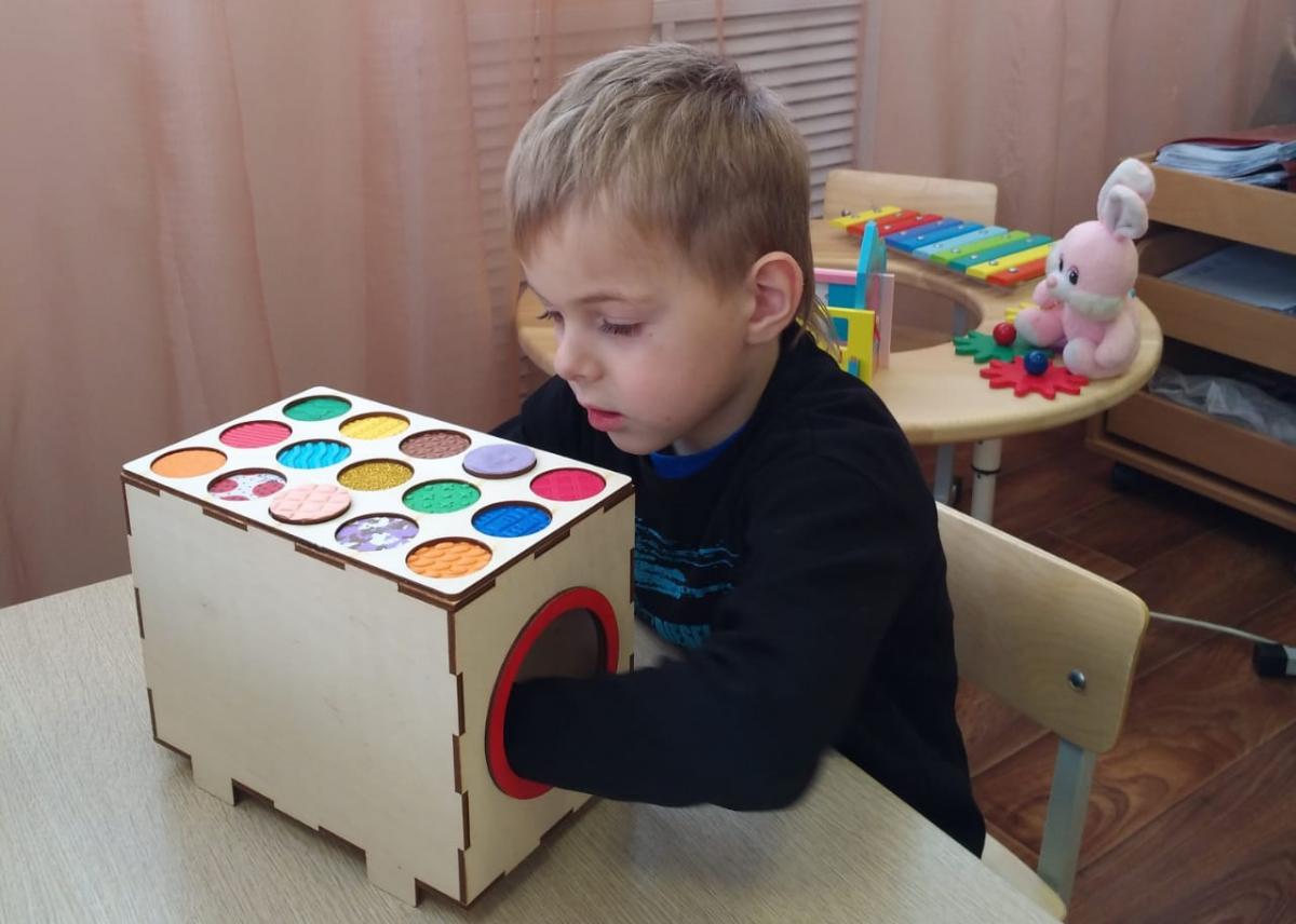 Игра сенсорного восприятия. Игрушки для слабовидящих детей. Игрушки на тактильное восприятие для детей. Коробка для сенсорного развития. Развитие сенсорного восприятия игрушки.